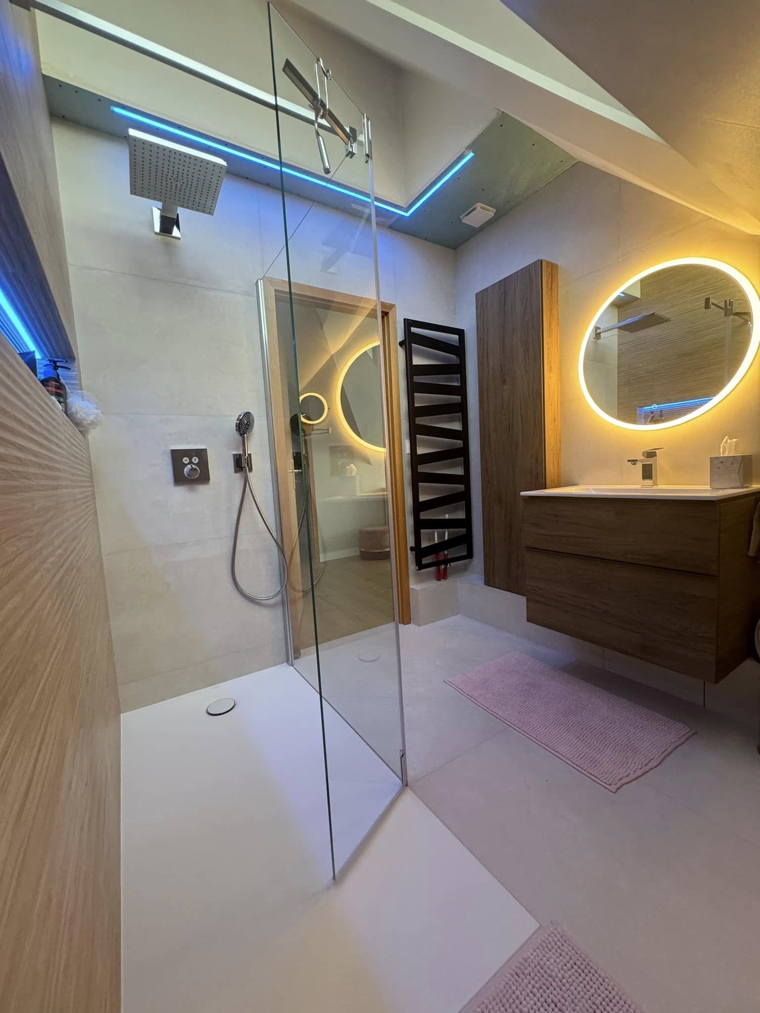 Salle de bains rénovée — douche italienne, miroir rétroéclairé, Plaisir 78