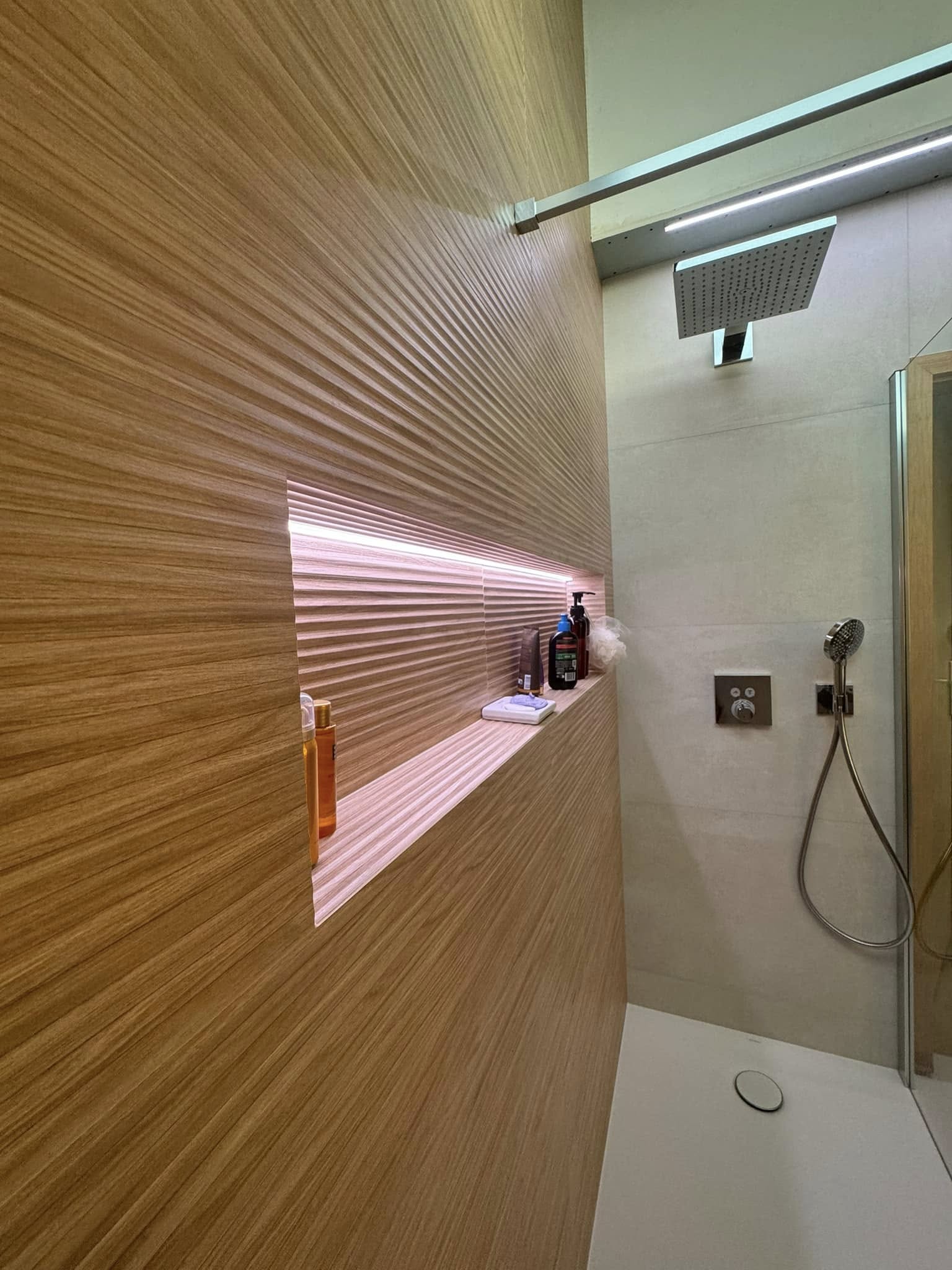 Niche LED et mur bois rainuré — salle de bains haut de gamme